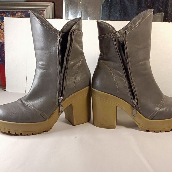 Journee Comfortfoam JAQUIE Vegan Leather Platform Bootie Sz 9 - Picture 9 of 9